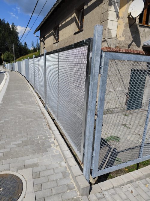 Výroba a montáž plotů a bran  (1)